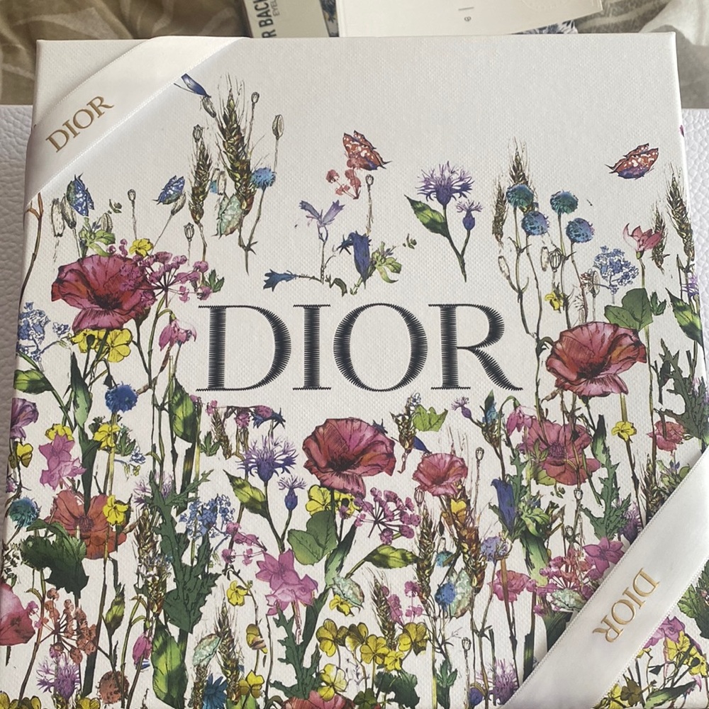 Dior “floral” Box with ribbon 🎀
